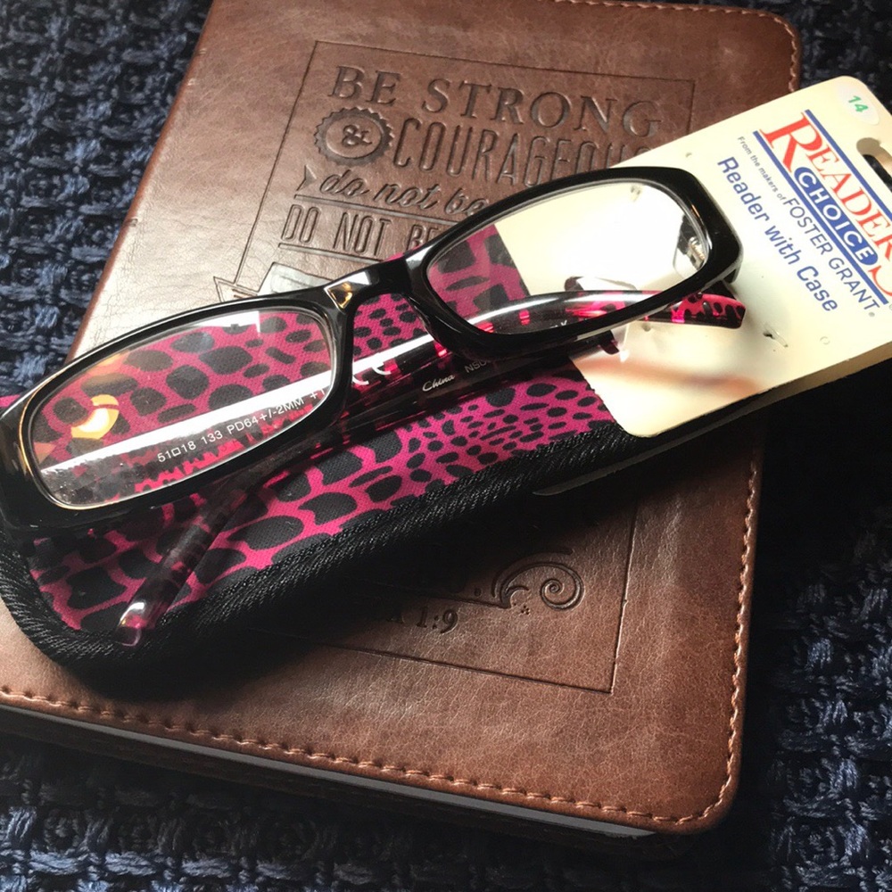 3 Foster Grant eye readers  and fashionable case - Picture 4 of 8